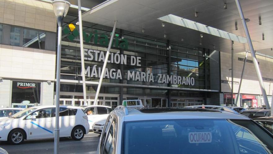 Parada de taxis en la estación María Zambrano.