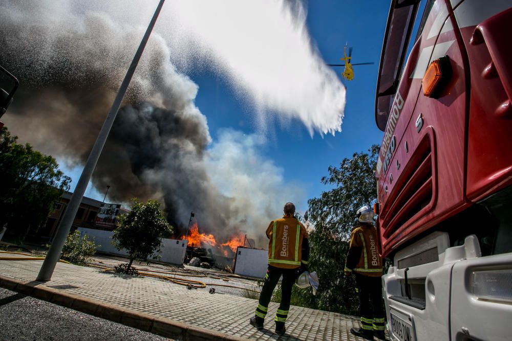 Incendio en el polígono de Carrrús en Elche