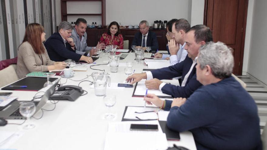 La presidenta de la Fecam y el consejero de Vivienda, en la cabecera de la mesa de la reunión celebrada ayer.