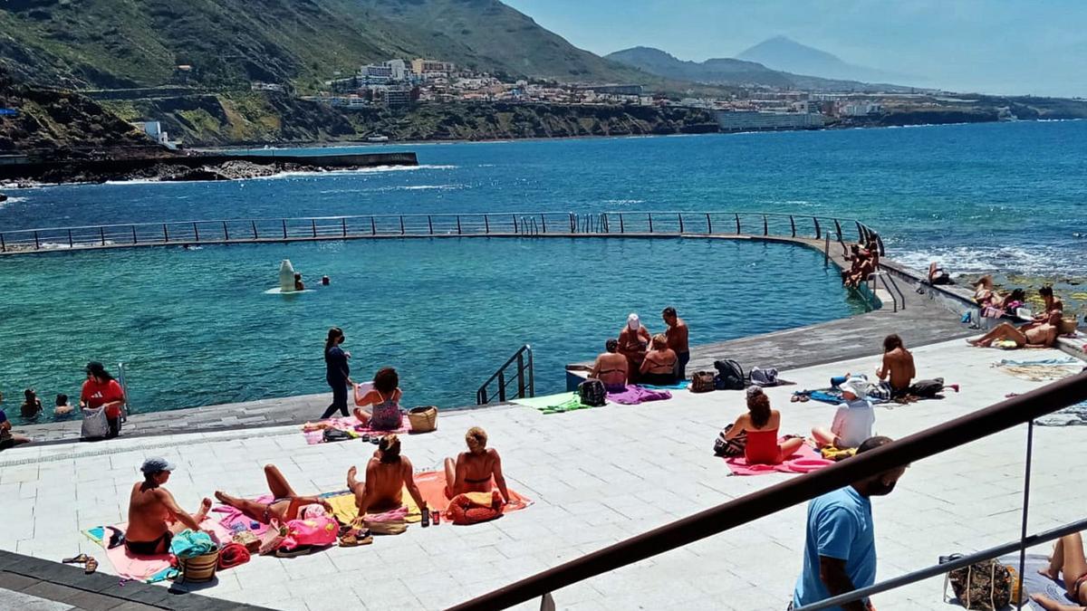 La piscina natural del Arenisco, en Punta del Hidalgo, recupera este año la bandera azul. | | E.D.