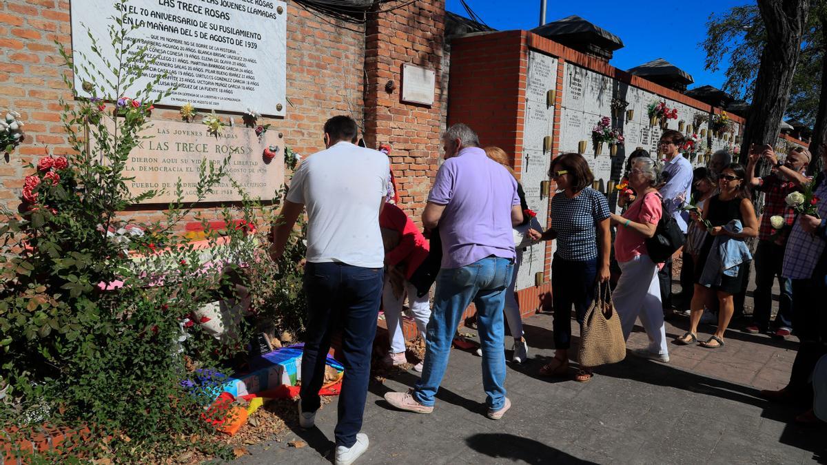 Familiares y amigos despiden al corresponsal de guerra y escritor Ramón Lobo, este viernes en el cementerio de la Almudena de Madrid.