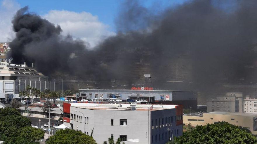 Incendio en una nave de productos chinos situada en Añaza