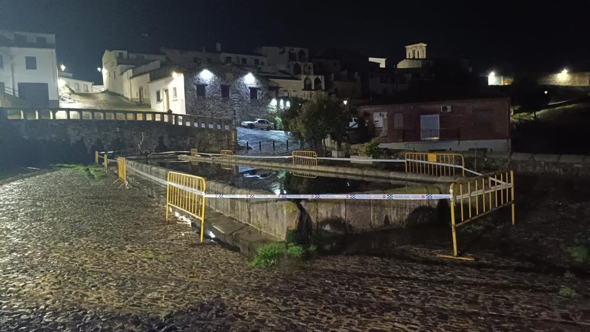 La fuente del Pilar de Belalcázar permanece acordonada por la contaminación del agua.