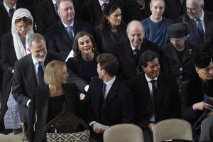 Felipe VI y Don Juan Carlos, juntos en el funeral de Constantino de Grecia