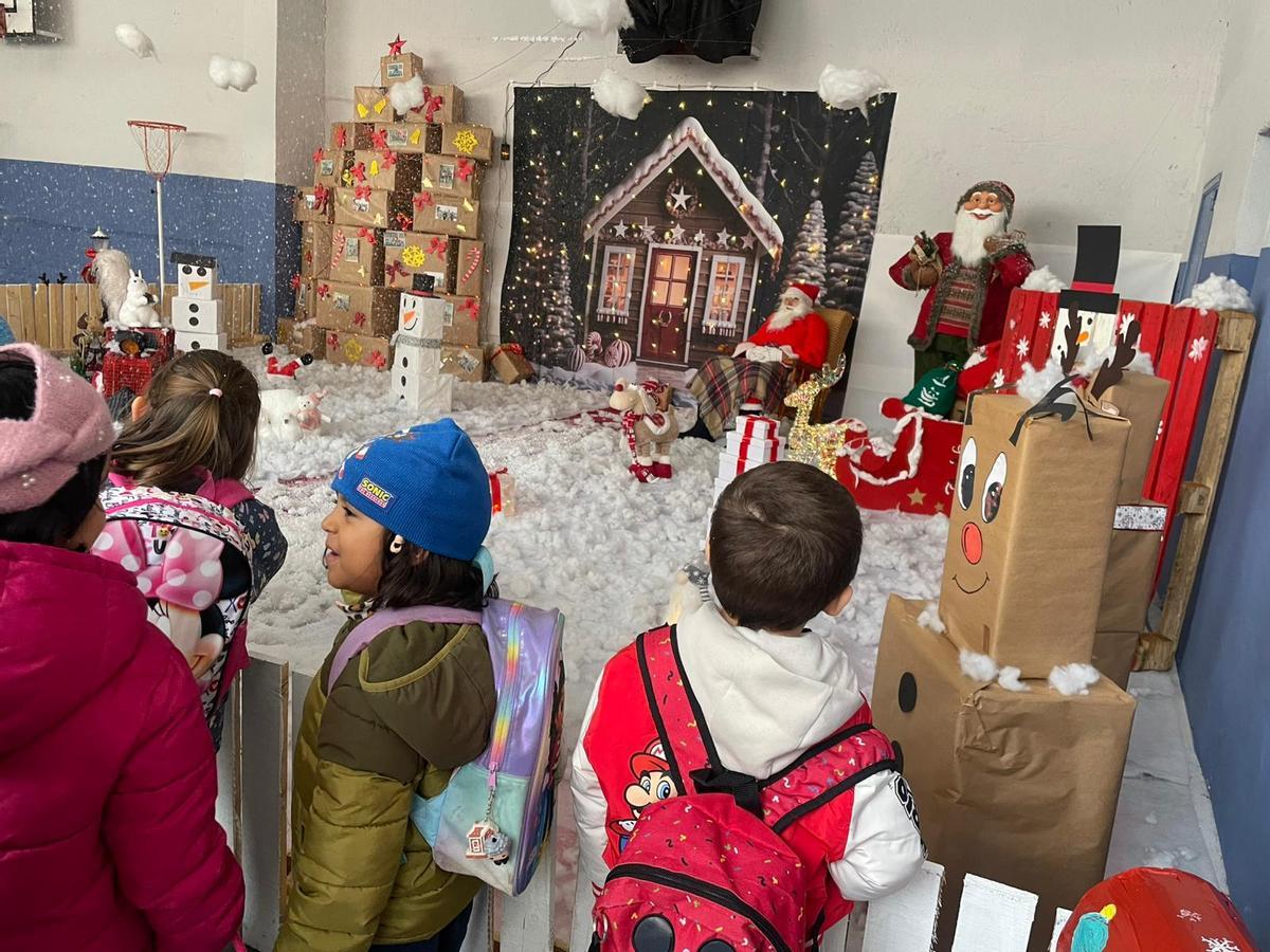 Navidad mágica en Rioturbio: el pequeño colegio mierense recibe por adelantado a Papá Noel bajo la nieve,