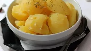 Adiós a cocer patatas en una olla: este es el truco para hacerlo más rápido