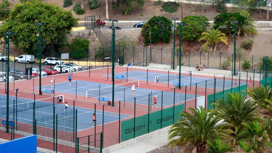 Medio millar de deportistas hacen uso de las nuevas pistas de tenis Carla Suárez