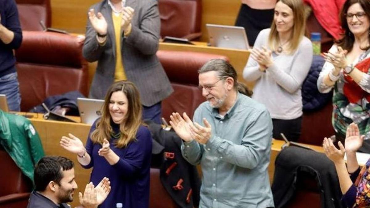 Marzà aplaude a su grupo en presencia de Mònica Àlvaro