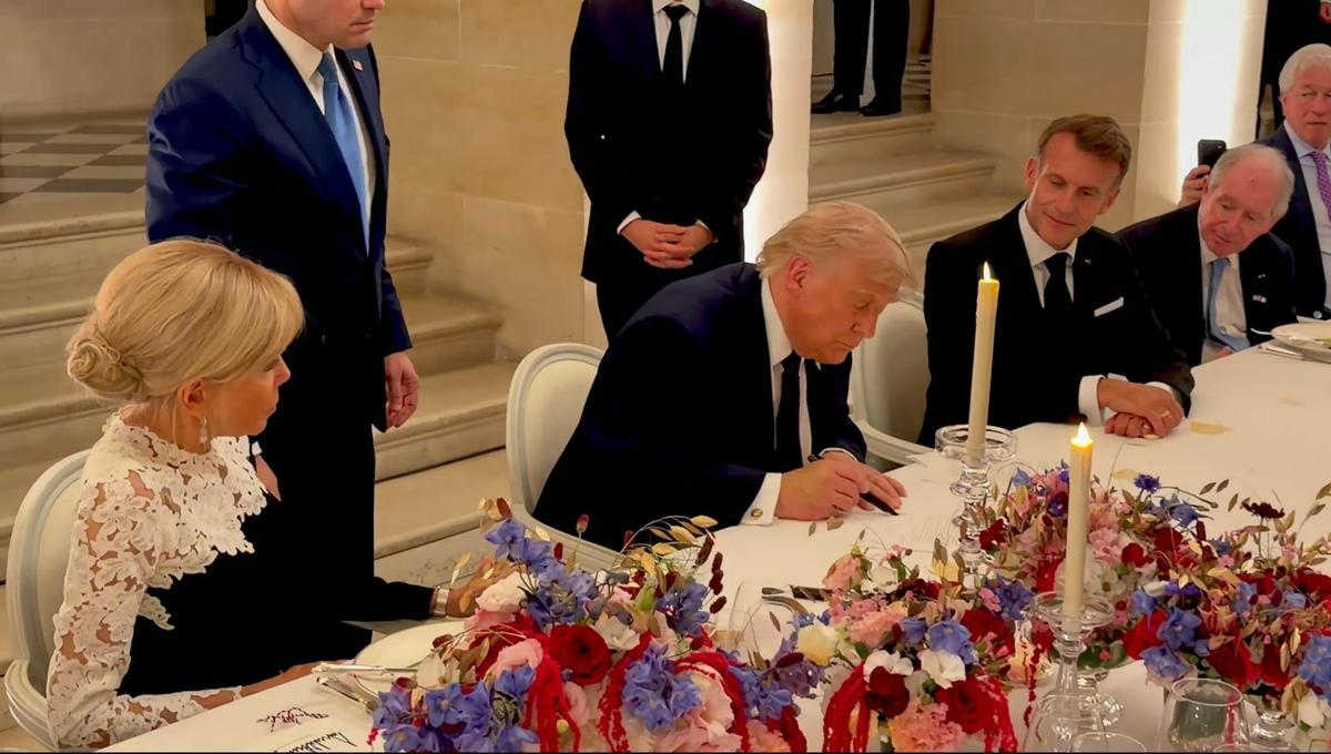 El presioete de EE UU, Donald Trump, firmando el acuerdo de paz con Irán.