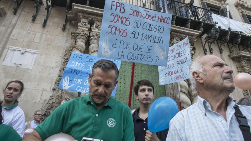 Concentración de la enseñanza concertada ante el Ayuntamiento de Alicante