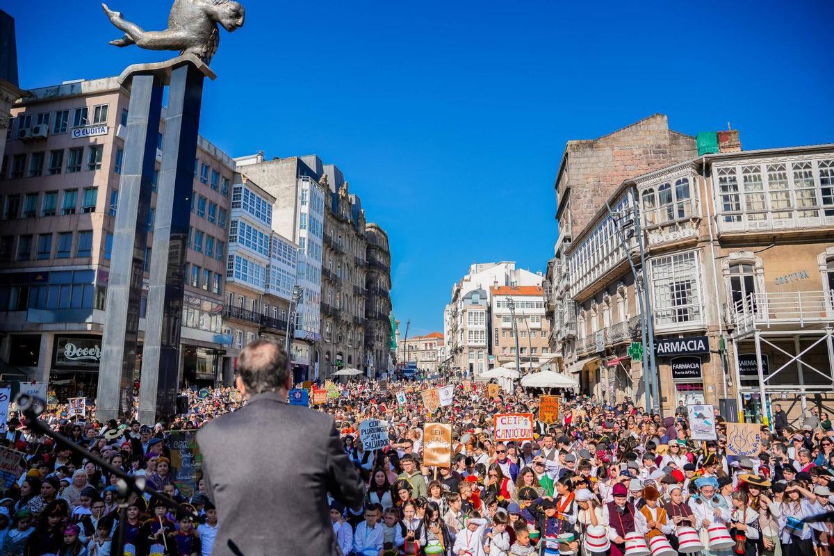 Más de 2.000 escolares toman Vigo con la Reconquistiña