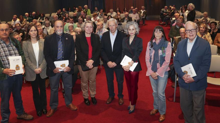 Por la izquierda, Xulio Concepción, Eulalia Vázquez, Tomás Fernández, María del Mar Suárez, José Tuñón, Ana Rúa, Natividad Torres y José Manuel  Vaquero. | |  IRMA COLLÍN