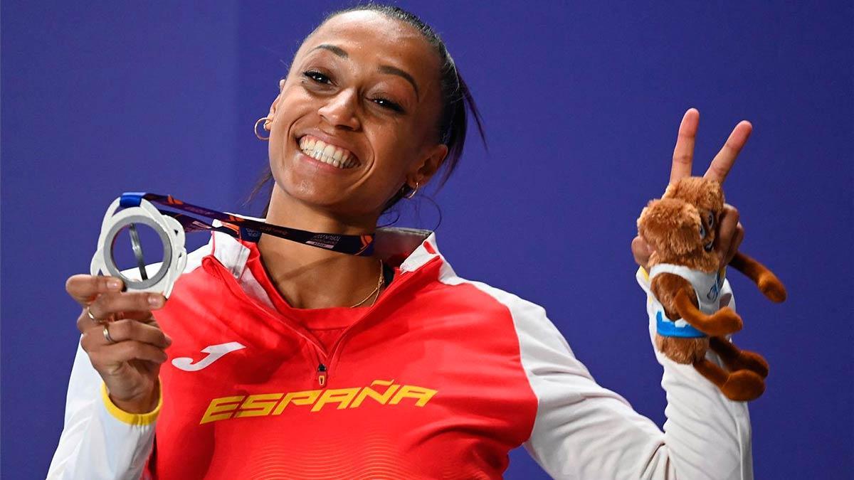 Peleteiro posando con la medalla de plata en Torun