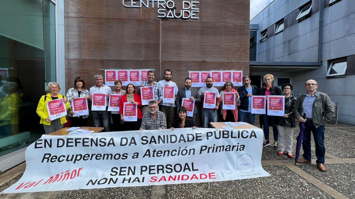 Integrantes de la Plataforma en Defensa da Sanidade Pública do Val Miñor, ayer, tras la recogida de firmas en A Xunqueira.