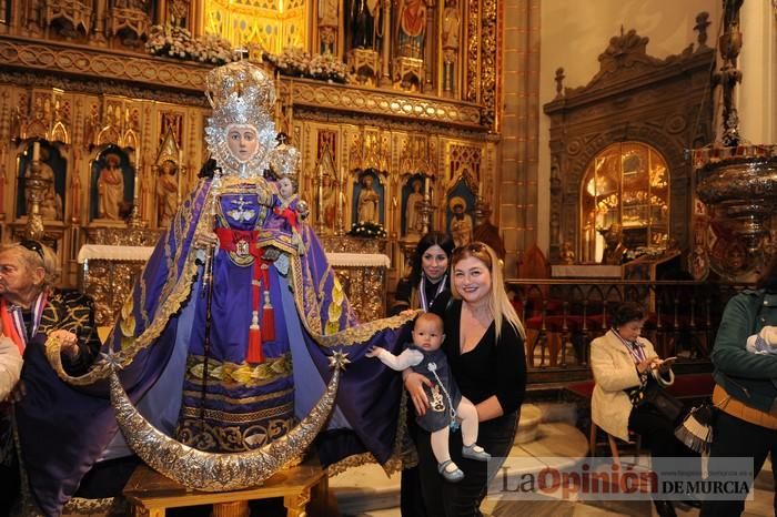 Los niños pasan por el manto de la Fuensanta