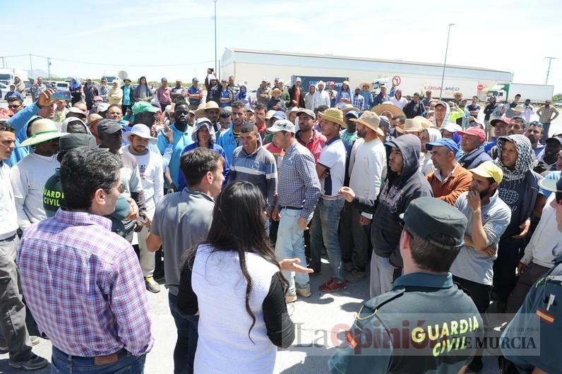 Protesta hortofrutícola en una empresa de El Raal