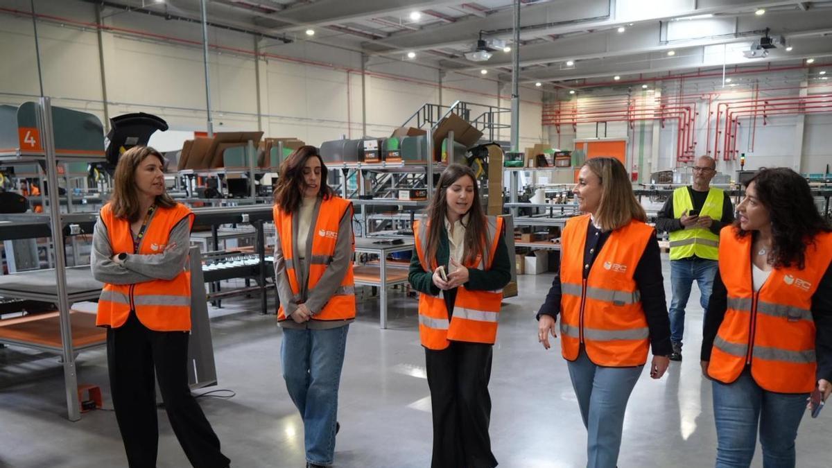 La consejera Conchita Ruiz, durante su visita a 'PC Componentes', una de las empresas reconocidas con el distintivo Dierm.