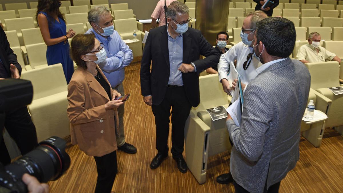 Mario Urrea, presidente de la CHS (centro) y el consejero Luengo (derecha), durante la Junta de Gobierno de julio