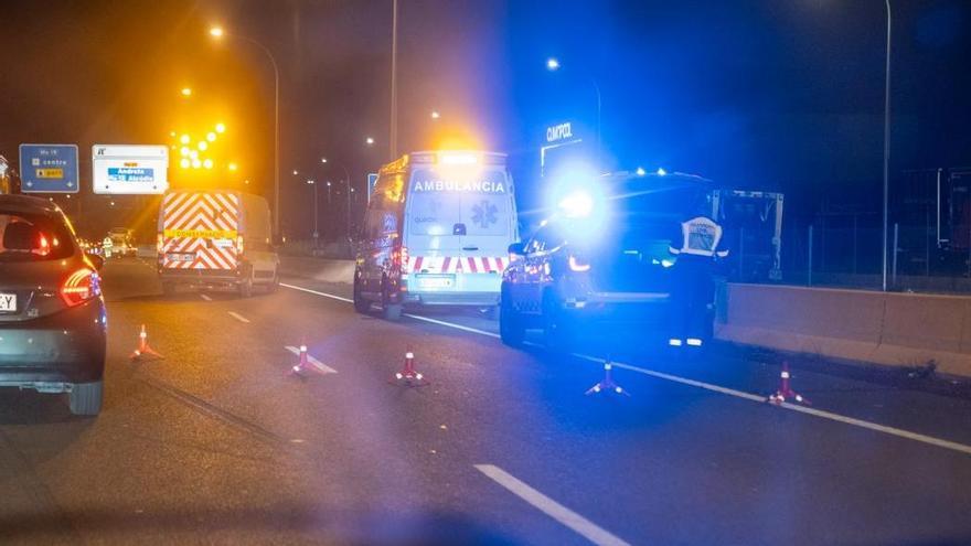 Una ambulancia y agentes de la Guardia Civil, en el lugar del accidente.