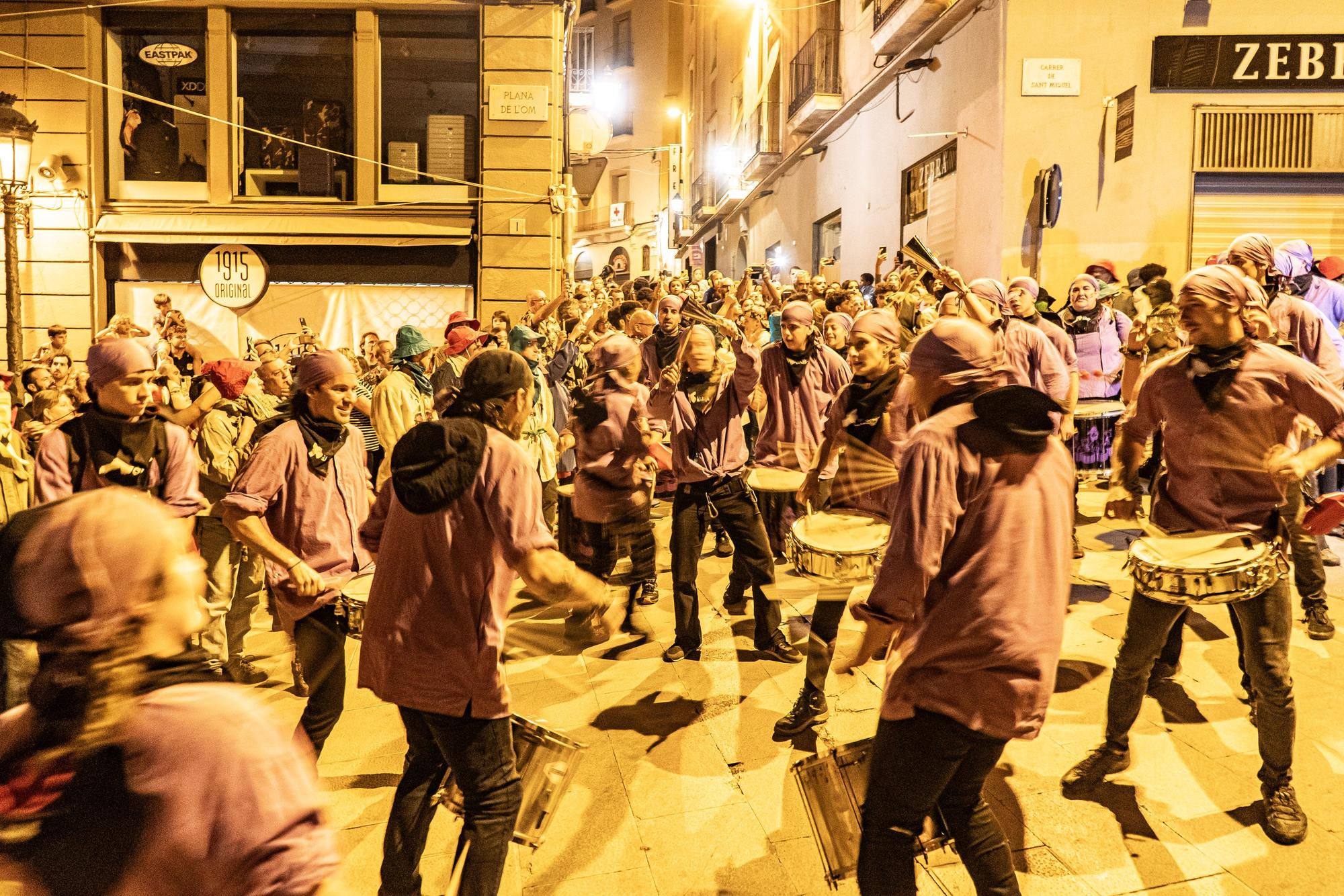 Un Correfoc multitudinari omple de pólvora i gresca el centre històric de Manresa