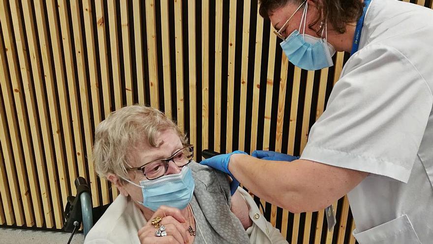 Una dona d&#039;edat avançada rep la vacuna contra la covid a la residència Sant Andreu, de Manresa