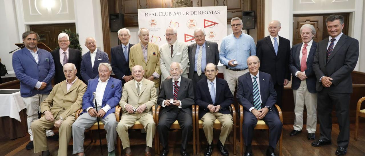 De pie, por la izquierda, Álvaro Zulueta (hijo de Alfonso Zulueta), Juan José Dapena, Víctor Manuel Suárez, Emilio Núñez, Rafael Riera, Antonio Triviño, Ignacio García-Arango, Alejandro Fernández de Caveda (sobrino de Felipe Fernández de Caveda), Ángel Rodríguez, Javier Cienfuegos-Jovellanos y Alfredo Alegría (presidente); sentados, por la izquierda, Ángel Eyaralar, Fernando Ruiz, Domingo González, José Luis Pérez-Espinosa, Javier Millán y Joaquín Suárez, ayer, en el Club de Regatas, tras la entrega de las insignias de honor. | Marcos León