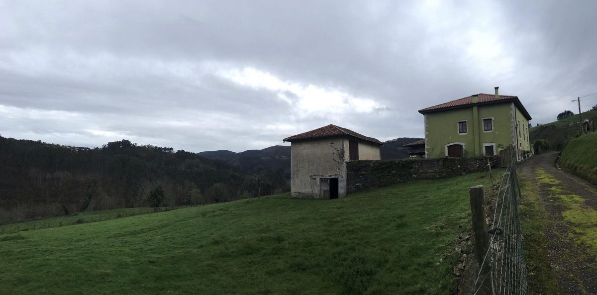 Casona en el núcleo de Villamondriz.