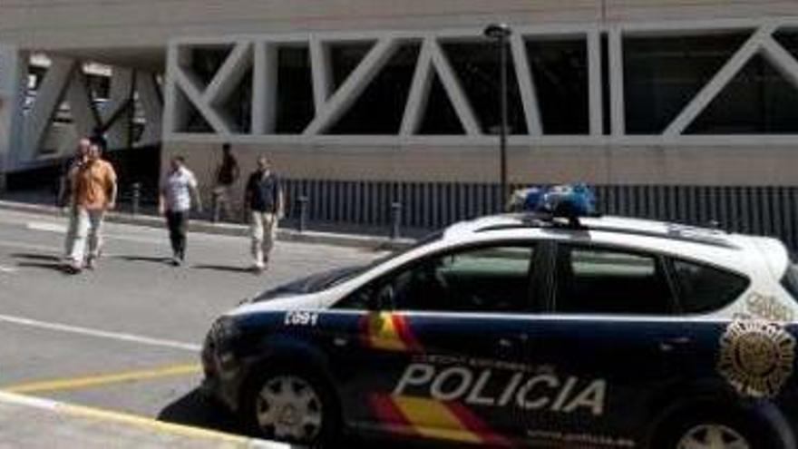 Arrestan a dos hombres por violar y retener durante ocho horas a una mujer en una vivienda de Alicante