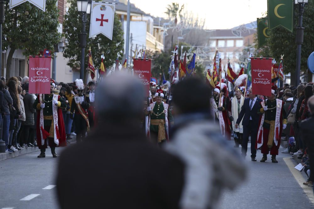 La comparsa Turcos sacude las calles a cinco días de los Moros y Cristianos de Sax