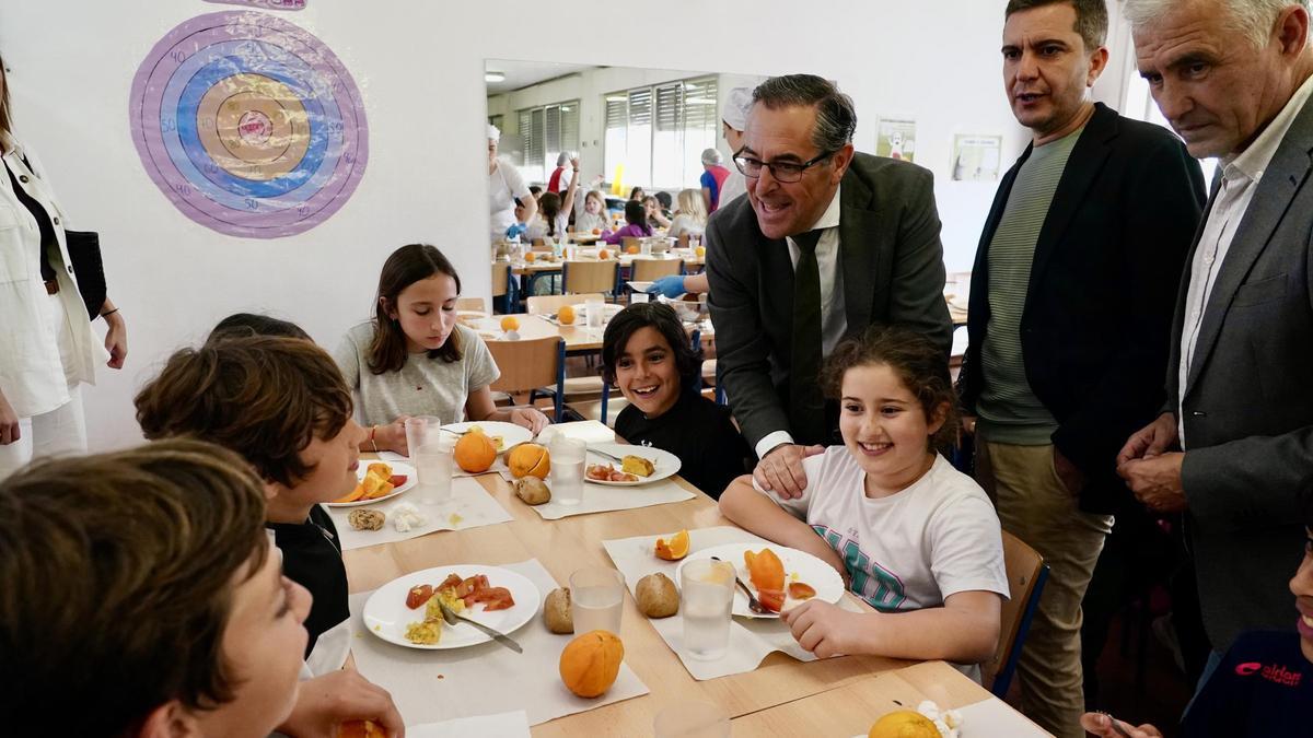 Miguel Briones en el comedor del CEIP Paulo Freire en Málaga.
