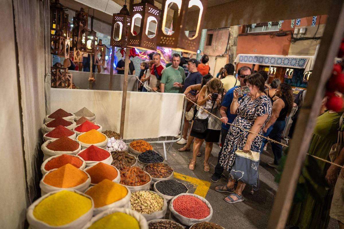 Ambiente de la calle Valladolid ganadora de la festa major de Sants recreando la ruta de la Seda