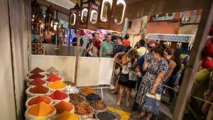 Ambiente de la calle Valladolid ganadora de la festa major de Sants recreando la ruta de la Seda