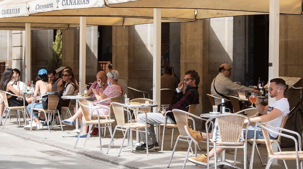 Varios clientes disfrutan de sus consumiciones en una terraza de Barcelona, este lunes 25 de mayo. Varios clientes disfrutan de sus consumiciones en una terraza de Barcelona, este lunes 25 de mayo.