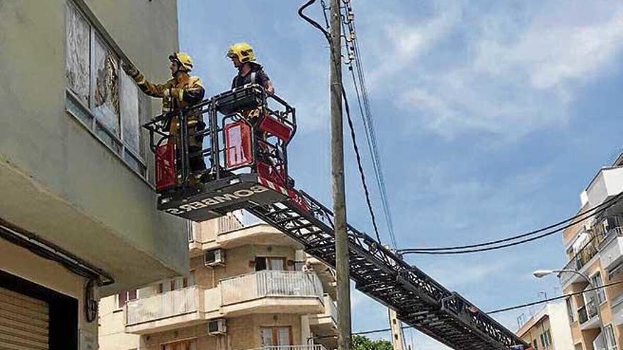 Los bomberos retiran unos cristales a punto  de caer en Palma