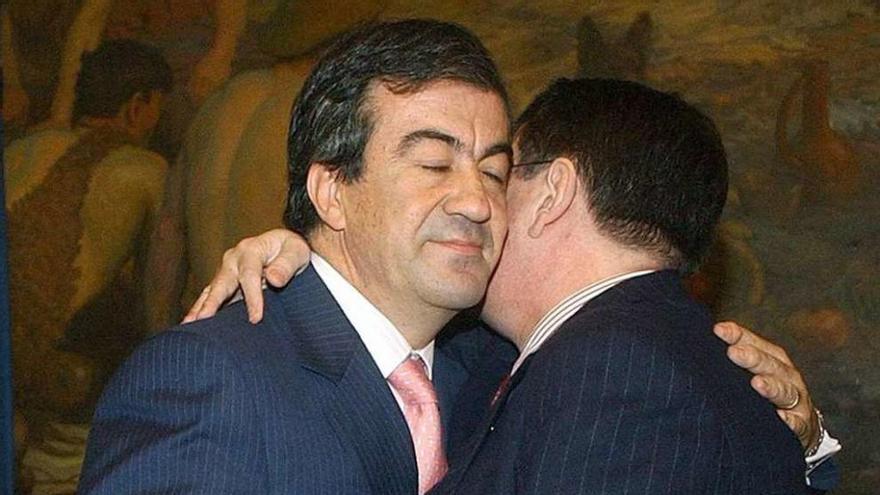 Francisco Álvarez-Cascos y Francisco Vázquez se abrazan, en 2004, tras firmar el convenio del puerto.