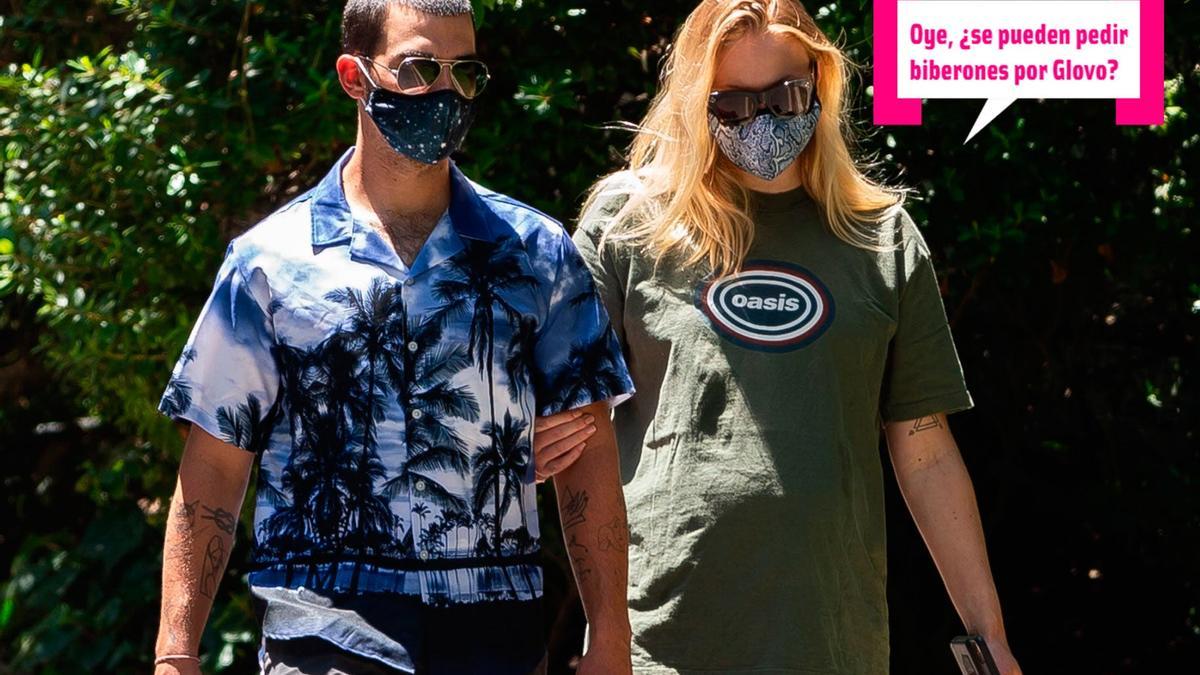 Joe Jonas y Sophie Turner por la calle y con... ¡Mascarilla!