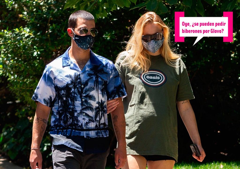 Joe Jonas y Sophie Turner por la calle y con... ¡Mascarilla!