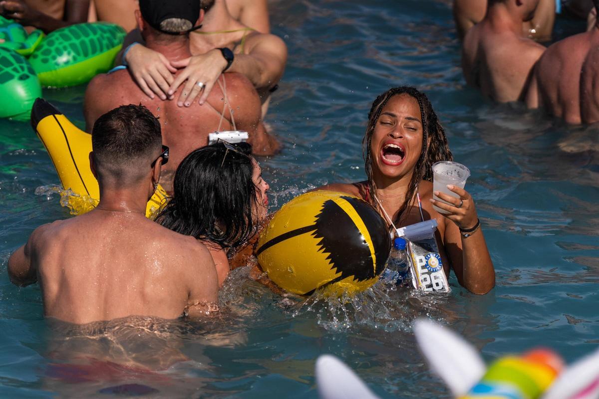 Ambiente en la fiesta del Circuit Festival en Isla Fantasia.