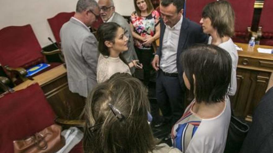 El alcalde, Carlos González, y la edil de Cultura, Patricia Macià, conversan con Mireia Mollà.