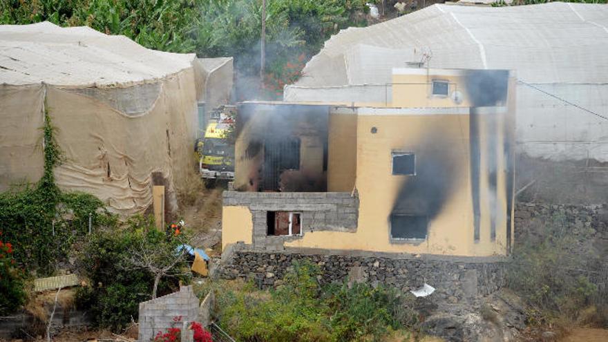 Las llamas arrasan una vivienda con un taller de tapicería