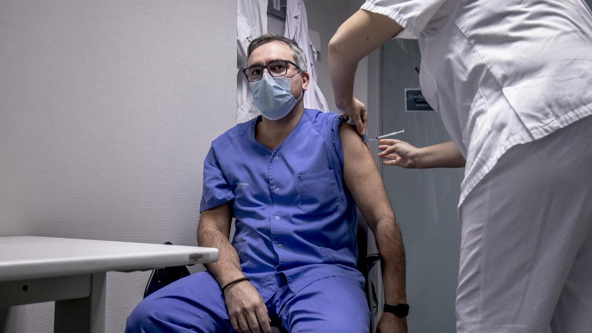 Arranca la vacunación de sanitarios que trabajan en 'primera línea covid'