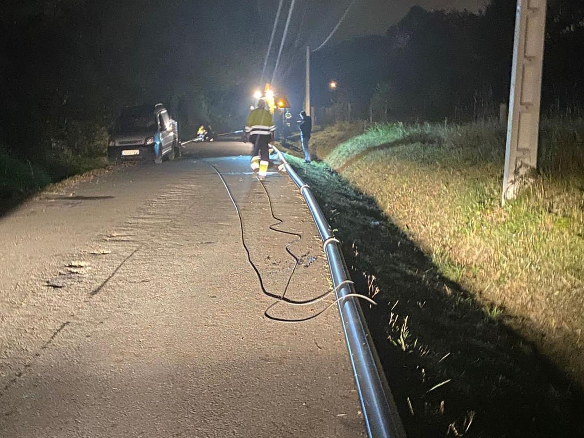 Trabajadores, de madrugada, instalando la nueva canalización