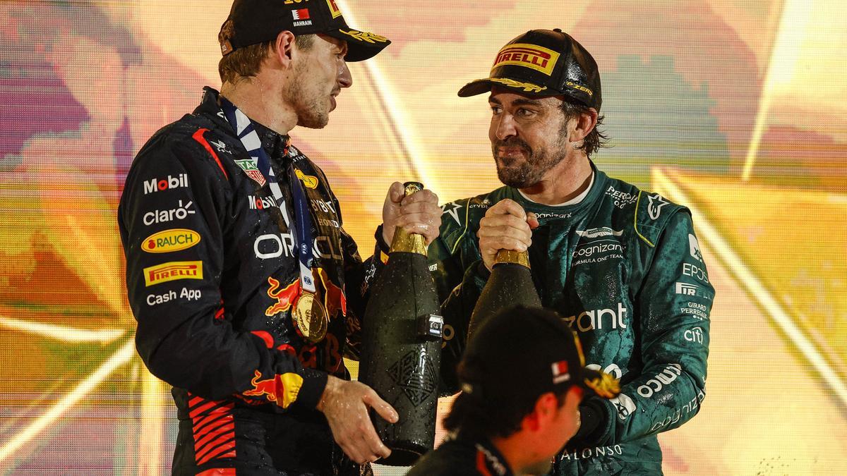 Fernando Alonso (Aston Martin) y Max Vertsappen (Red Bull), en el podio del Gran Premio de Baréin 2023.