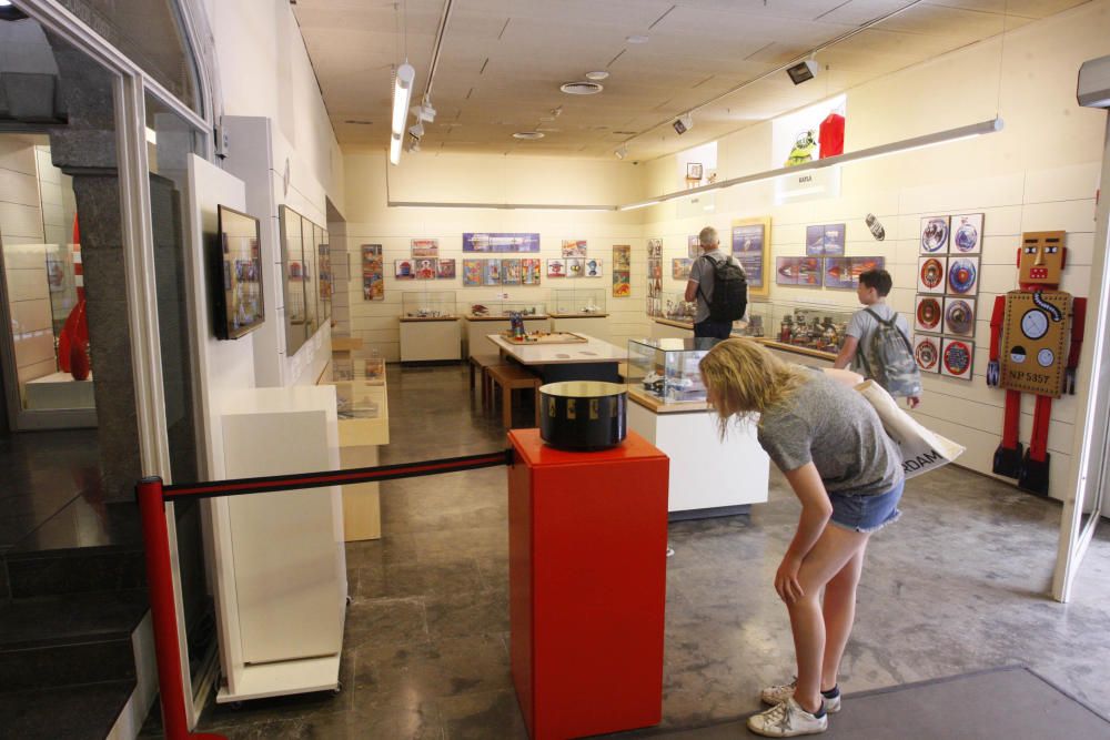 Exposició 'Jugar amb la lluna' al Museu del Joguet de Figueres