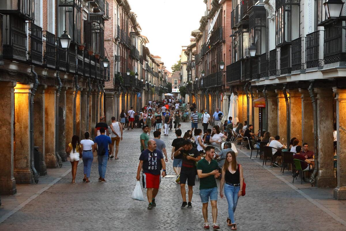 No hay que emplear las sandalias para largas caminatas por la calle Mayor