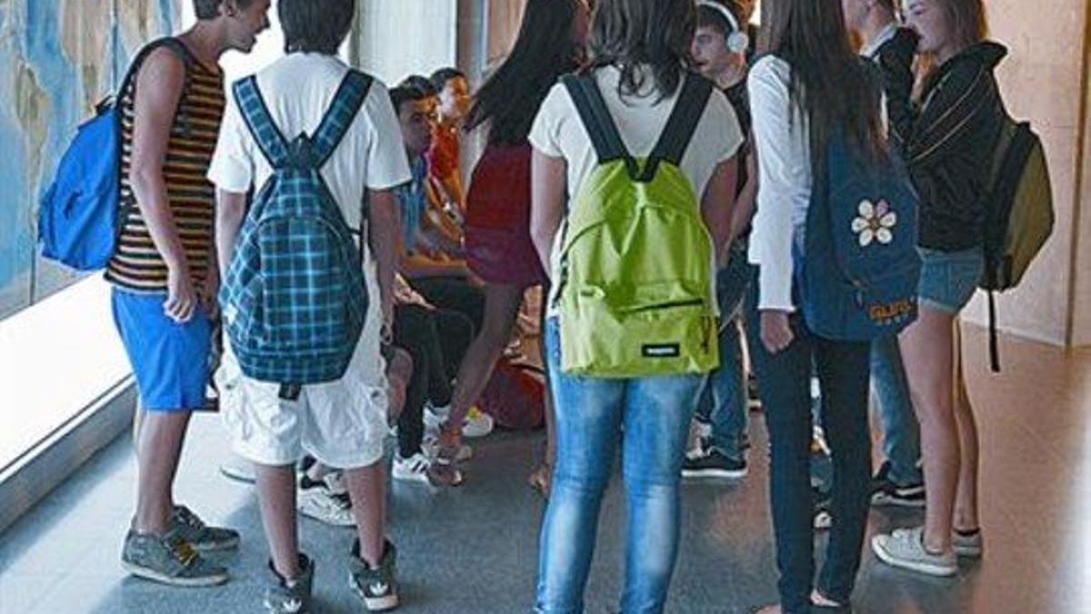 Alumnos de ESO con sus mochilas.