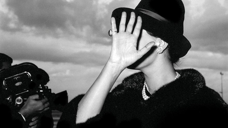 Sophia Loren cree que despista a un &#039;paparazzi&#039; en el aeropuerto de Ciampino (1961).