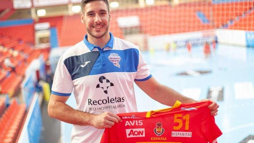 Abel Serdio, ayer, en Valladolid, posando con la camiseta de la selección española.