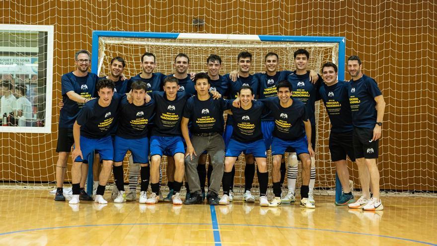 L'equip del FS Solsona amb la samarreta commemorativa de l'ascens