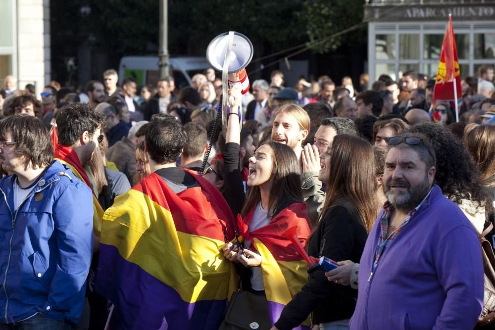 Ambiente en la calle durante la entrada a los premios y concentración antimonarquía